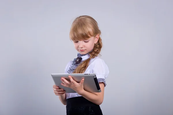 Niedliche Schulmädchen mit einem Laptop — Stockfoto