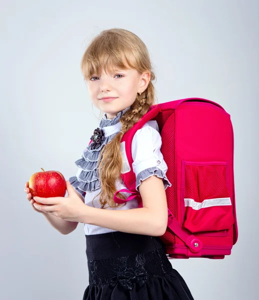 Девушка с красным яблоком . — стоковое фото