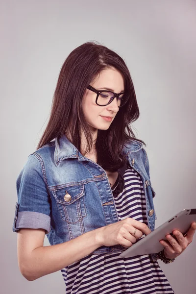 Studentin mit Laptop im Studio — Stockfoto