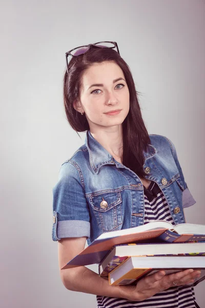 Joven y hermosa estudiante con libros — Foto de Stock