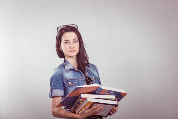 Jeune et belle étudiante avec des livres — Photo