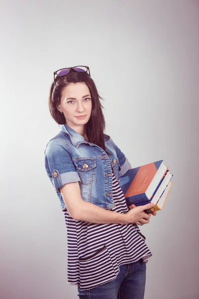 Junge und schöne Studentin mit Büchern — Stockfoto