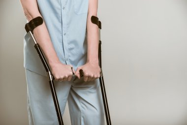 koltuk değneği olan adam