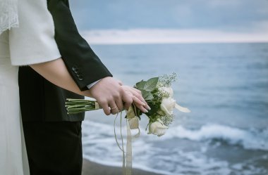 Gelin ve damat sahilde