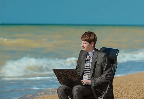 Man with laptop, sitting outdoors — Stok fotoğraf