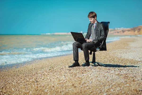 Homme avec ordinateur portable, assis à l'extérieur — Photo