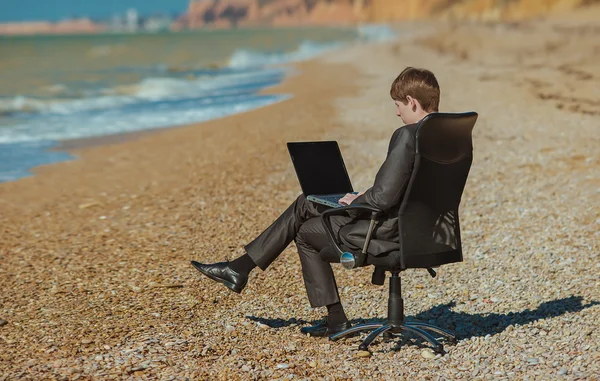 Homem com laptop, sentado ao ar livre — Fotografia de Stock