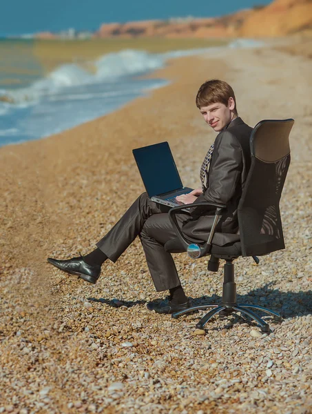 Человек с ноутбуком, сидит на улице — стоковое фото