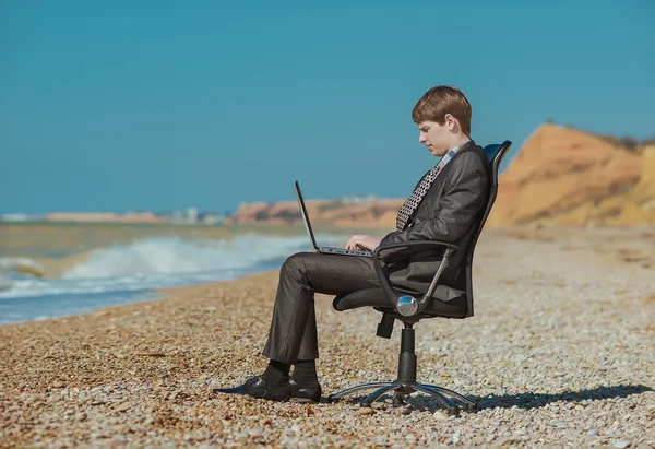 Uomo con computer portatile, seduto all'aperto — Foto Stock