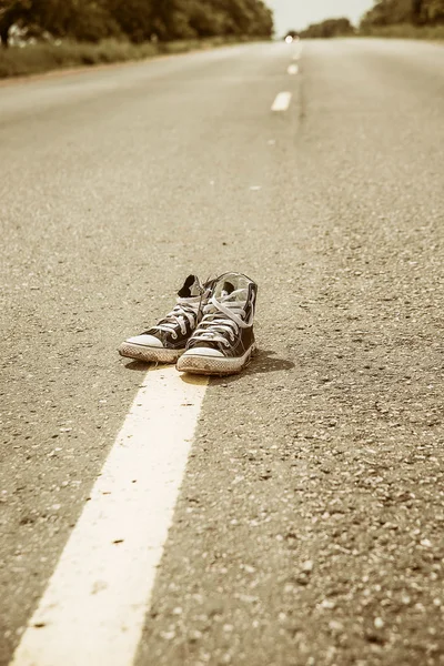 Turnschuhe auf der Straße. — Stockfoto