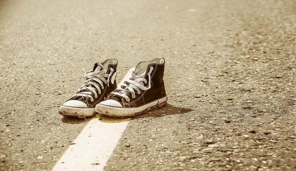 Zapatillas en el camino . —  Fotos de Stock