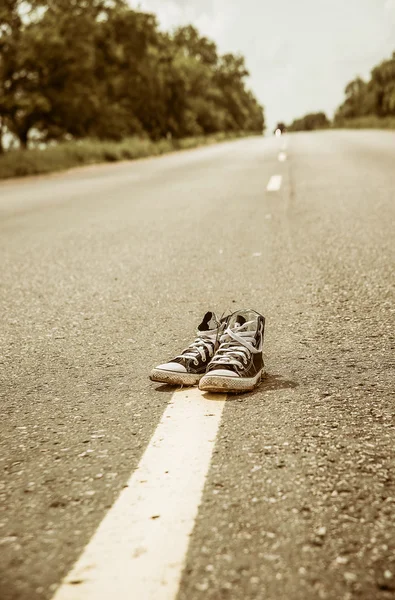 Zapatillas en el camino . —  Fotos de Stock