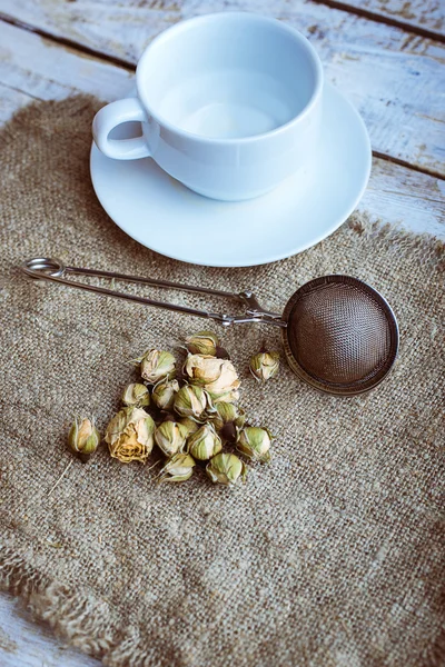 Flores brotes de rosa de té con infusor de té —  Fotos de Stock