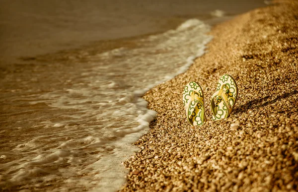 Chanclas en la arena de la playa —  Fotos de Stock