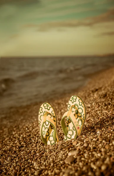 Flip flops in the sand on the beach — Stock Photo, Image