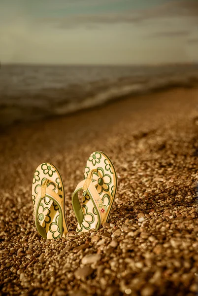 해변에서 모래에 플립 퍼 — 스톡 사진
