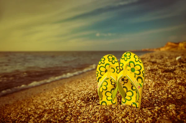 Flip flops in the sand on the beach — Stock Photo, Image