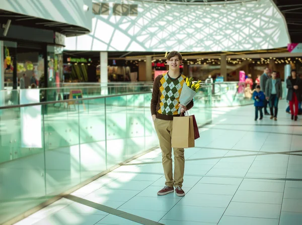 Joven con bolsas de compras, hombre en la tienda con bolsas —  Fotos de Stock