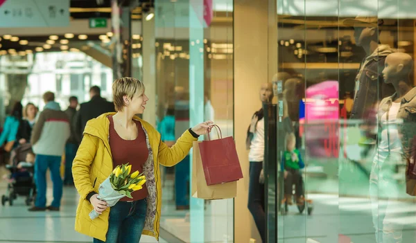 Chica con compras. Mujer con paquetes de la tienda . — Foto de Stock