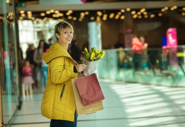 Fille avec des achats. Femme avec des paquets du magasin . — Photo