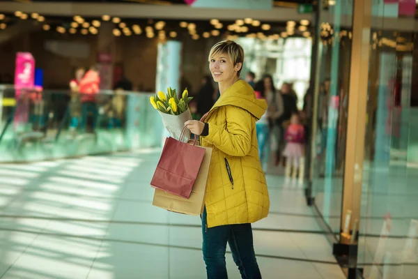 Chica con compras. Mujer con paquetes de la tienda . — Foto de Stock