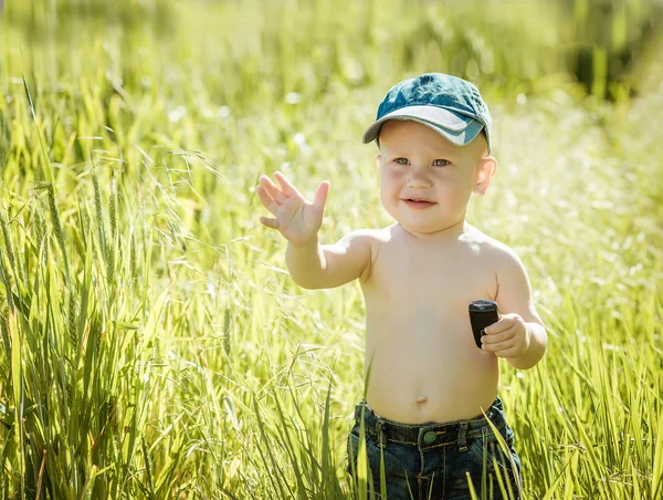 Petit garçon sur la pelouse , — Photo