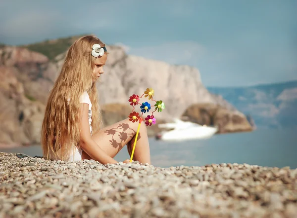 Fille aux cheveux longs sur la plage — Photo