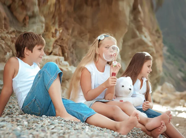 Barn på stranden — Stockfoto