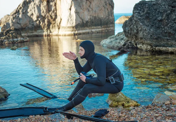 Man in a suit underwater hunter, — Stock Photo, Image