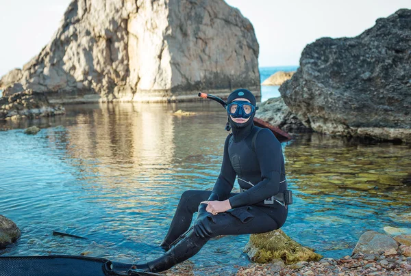 Man in a suit underwater hunter, — Stok fotoğraf