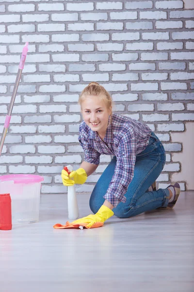 Girl washes the floors — Stockfoto