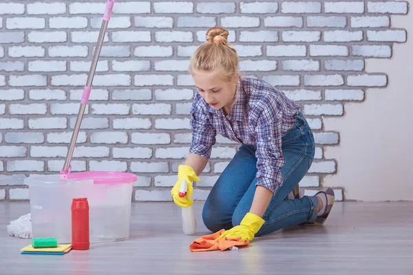 Girl washes the floors — Stok fotoğraf