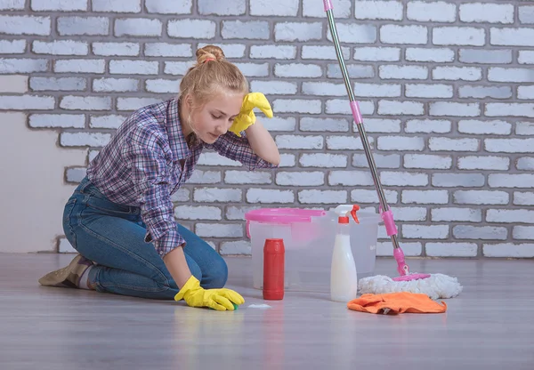 Girl washes the floors — Stock Photo, Image