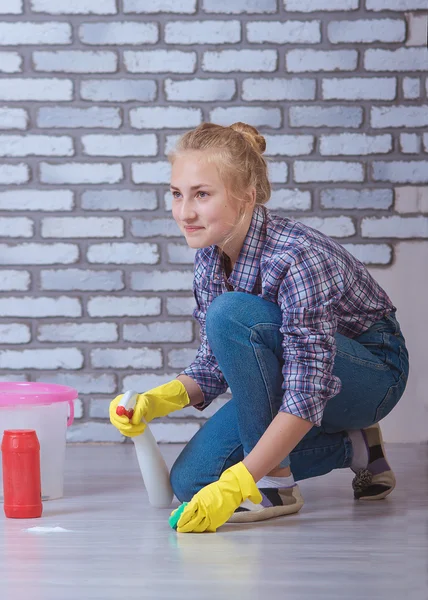 Girl washes the floors — Stok fotoğraf