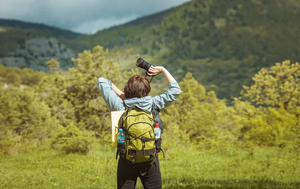 Дівчина турист з камерою в лісі — стокове фото