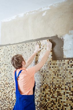 Seramik Karo döşeme. Seramik duvar karosu bulunduğu yapıştırıcı yerleştirerek kiremitçi