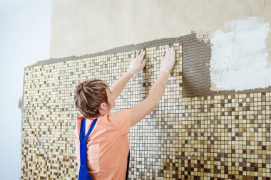 Seramik Karo döşeme. Seramik duvar karosu bulunduğu yapıştırıcı yerleştirerek kiremitçi