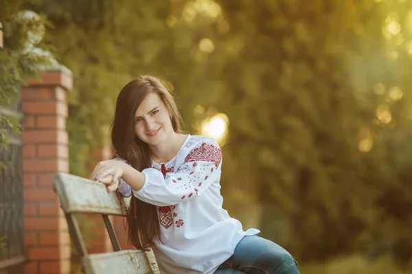 Portrait de la jeune fille dans la broderie nationale ukrainienne de vêtements — Photo