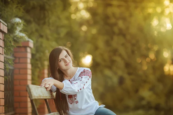 Portrét dívky v ukrajinské národní oblečení výšivka — Stock fotografie