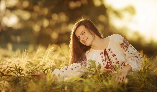 Retrato de la niña en la ropa nacional ucraniana en el campo de trigo —  Fotos de Stock