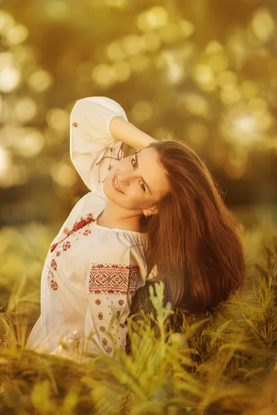 Portrait de la jeune fille dans les vêtements nationaux ukrainiens dans le champ de blé — Photo