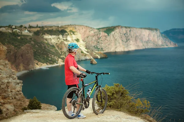 Ciclistas masculinos y femeninos en las montañas — Foto de Stock