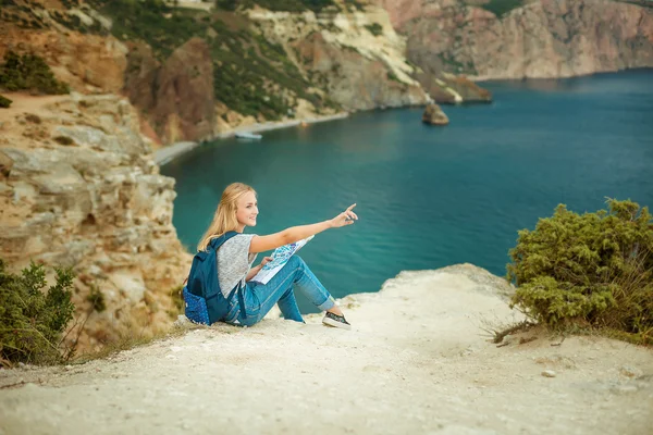 Flicka turist i bergen med utsikt över havet — Stockfoto