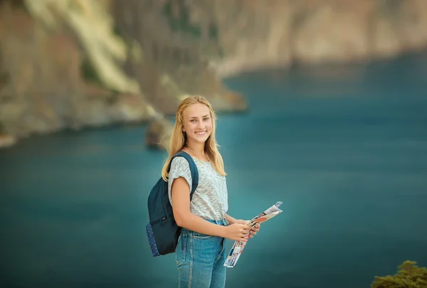 Girl tourist in the mountains with sea views — Stock Photo, Image