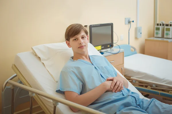 Jonge patiënt in het ziekenhuisbed — Stockfoto