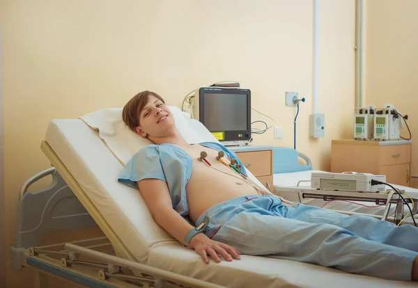 Máquina de electrocardiograma. retirar el electrocardiograma del paciente — Foto de Stock