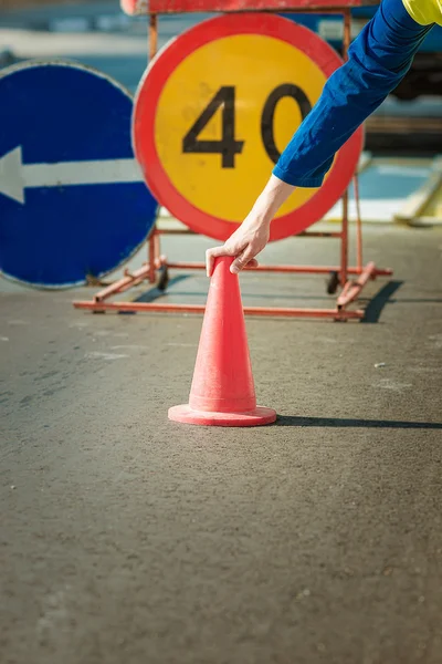 Bauarbeiter mit Verkehrskegel — Stockfoto