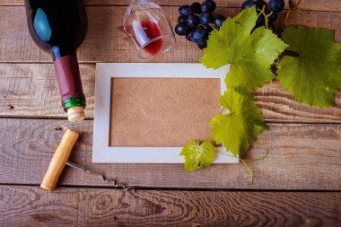 üzüm ile gövde tasarımı ve bir şişe kırmızı şarap. arka plan ve doku