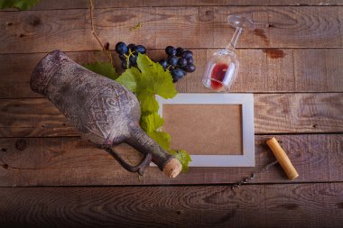 üzüm ile gövde tasarımı ve bir şişe kırmızı şarap. arka plan ve doku