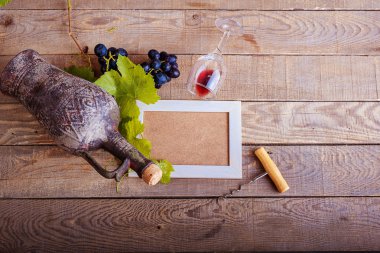 üzüm ile gövde tasarımı ve bir şişe kırmızı şarap. arka plan ve doku